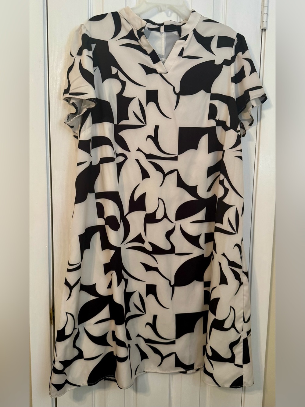 Black & White Floral Graphic Shift Dress 2x